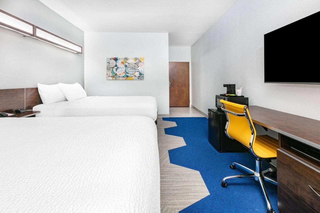 Microtel Inn & Suites By Wyndham Austin Airport Exterior foto